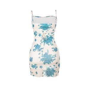 Vista posterior de un mini vestido floral azul con tirantes cruzados y cordones detrás
