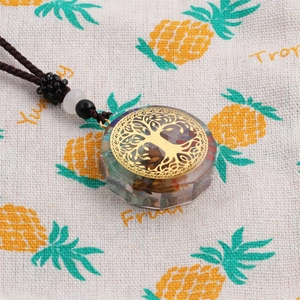 Détail du pendentif octogonal Arbre de Vie en résine avec pierres et cordon tressé