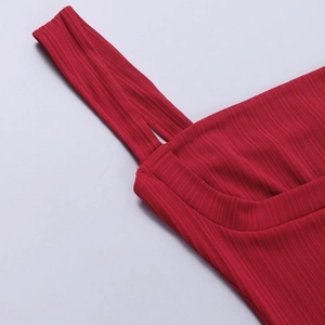 Detalle del tejido de punto acanalado rojo y del tirante del vestido ajustado