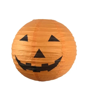 Lanterna classica di carta a forma di zucca arancione per Halloween con visi neri