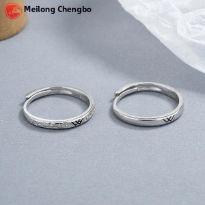 Makroaufnahme von 925 Sterling Silber Partnerringen mit innerem S925 Silberstempel