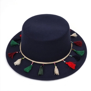Chapeau fedora bleu marine à bord plat avec glands colorés et ruban ethnique bohème