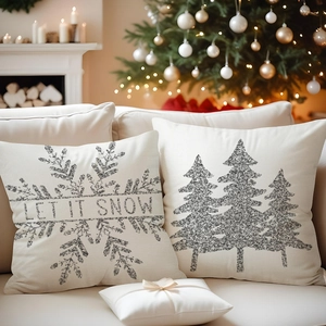Détail des flocons de neige argentés pailletés et imprimé Let It Snow sur housse en lin