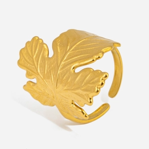 Primo piano dell'anello a foglia di ginkgo dorata con texture realistiche delle venature