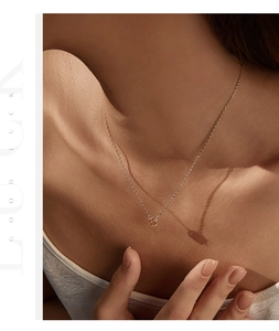 Gros plan du collier en argent S925 avec cristal rose morganite sur le cou du mannequin