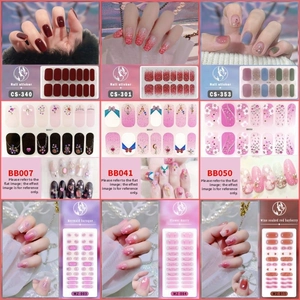 Detaillierte Übersicht diverser 3D-Fußnagelaufkleber mit Glitzer, Perlen und Blumendesigns