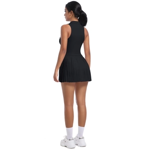 Vue arrière d'une robe de tennis plissée noire sans manches avec col et tissu respirant