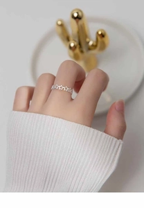 Details von minimalistischem Sternenring am Finger mit weichem ästhetischem Hintergrund