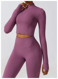 Détail de la veste de yoga violette avec col montant zippé et poignets à passe-pouce