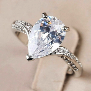Bague élégante en forme de goutte avec diamants pavés sur un anneau en argent
