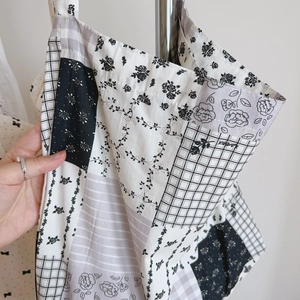 Détail du motif floral patchwork sur tissu avec rayures et motifs de roses vintage