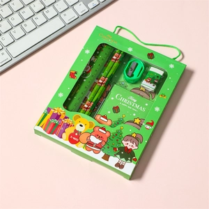 Set de papeterie de Noël vert avec règle, crayon et carnet dans une boîte cadeau festive
