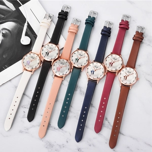 Vue à plat de montres à quartz colorées pour femmes avec bracelets en cuir sur marbre