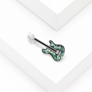 Broche guitare en nacre d'abalone pour costumes avec détails d'incrustation colorés