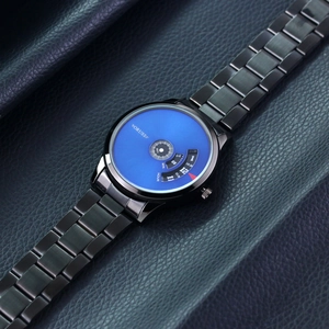 Detail der ORUSS Herrenuhr mit blauem Zifferblatt und schwarzem Milanaise-Armband