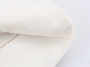 Primer plano de la textura de mezclilla blanca con costuras detalladas y fibras de algodón