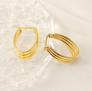 Détail de boucles d'oreilles en U en acier inoxydable plaqué or 18 carats à triple couche