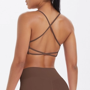 Détail du soutien-gorge de yoga marron moka avec dos croisé et legging de sport