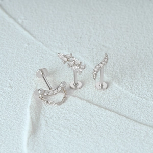Detailopname van S925 sterling zilveren oorbellen met zirkonia en ketting kwastje drop