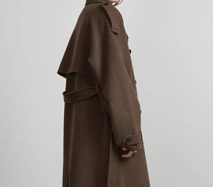 Détails de la coupe arrière et de la texture en laine du manteau marron foncé