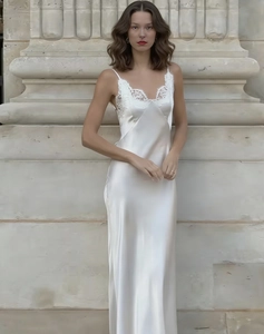 Detalle del vestido de satén blanco con encaje delicado en el escote en V