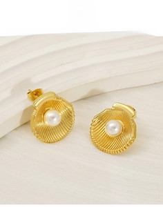 Detail of shell-shaped 18K gold titanium steel earring with a white pearl inlay