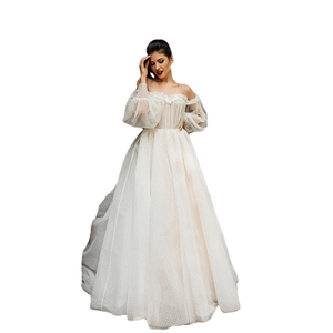 Abito da sposa in tulle a pois con maniche a sbuffo scoperte e gonna a linea A fluida