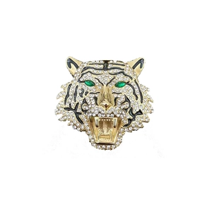 Vue détaillée de la broche tigre dorée avec strass, émail noir et yeux en gemme verte