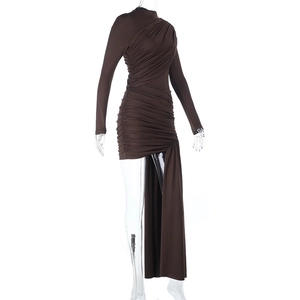 Détails de la robe marron à manches longues avec fronces asymétriques et drapé élégant