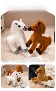 Détails de chevaux en peluche blancs et marrons avec brides sur un tapis d'intérieur