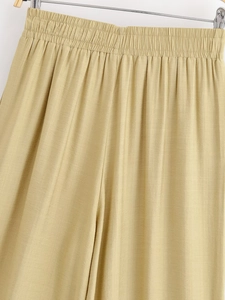 Détail du pantalon large kaki à taille haute avec texture en coton et lin mélangés