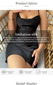 Détail de la chemise de nuit élégante en satin de soie noire au fini brillant
