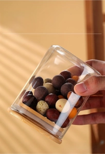 Close-up of airtight wooden lid on clear glass jar showing secure leakproof seal