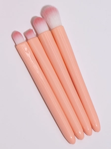 Detail of 4-in-1 telescopic makeup brush set with pink handle and soft gradient bristles