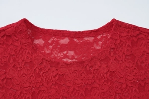 Détail du col rond en dentelle rouge avec des textures florales ajourées élégantes