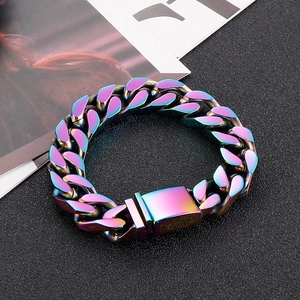 Détail d'un bracelet gourmette aux reflets arc-en-ciel avec fermoir carré robuste