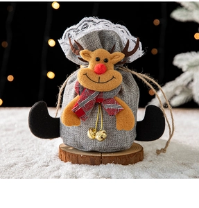 Sac cadeau de Noël en lin motif renne avec écharpe rouge et clochette dorée sur neige