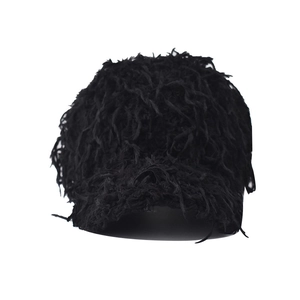 Détail macro de la texture en fausse fourrure noire et du bord effiloché de la casquette