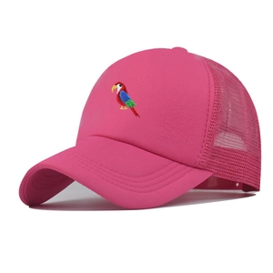 Detailansicht der pinken Trucker-Cap mit Papageien-Stickerei und atmungsaktivem Mesh