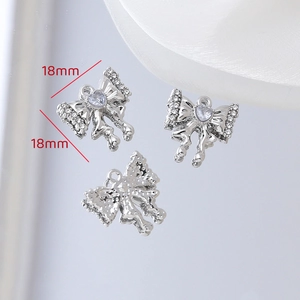 Vue macro d'un pendentif nœud argenté de 18mm avec zircon cœur et détails diamant