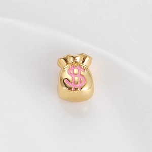 Macro di un ciondolo a sacchetto d'oro con segno del dollaro rosa per creazione gioielli