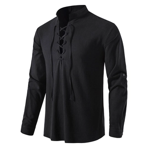 Detail van heren Henley shirt van katoenlinnen met vetersluiting aan de V-halslijn