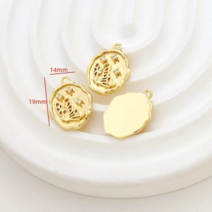 Détail d'un pendentif papillon doré 19mm avec zircons pour création bijoux DIY