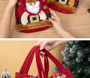 Détail du sac cadeau de Noël en toile rouge avec Père Noël 3D et nœud à carreaux rouges