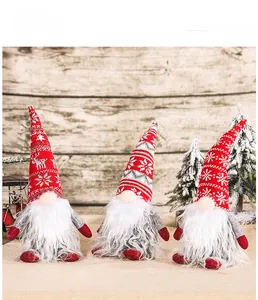 Trois gnomes de Noël avec chapeaux en tricot sur bois rustique pour décor festif