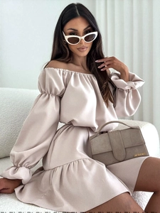 Détail de la robe satinée champagne à épaules dénudées avec encolure élastique et manches