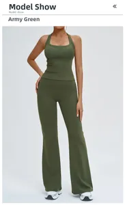 Détail de l'ensemble de yoga vert armée avec haut licou et pantalon de sport évasé