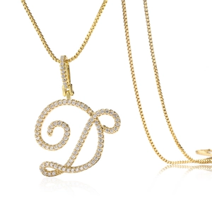 Détail du collier avec pendentif lettre D doré serti de cristaux sur une chaîne maille vénitienne