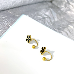 Minimalist C-shaped gold-plated flower earrings with black petals on silver fabric