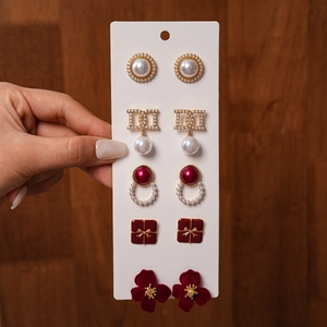Détail d'un lot de 5 paires de boucles d'oreilles perles et fleurs velours